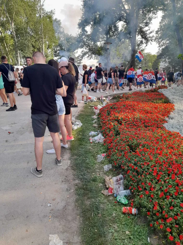Thompsonovi fanovi okupirali fan zonu pa iza sebe ostavili hrpu smeća: Ovako sada izgleda Bundek