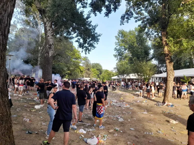 Thompsonovi fanovi okupirali fan zonu pa iza sebe ostavili hrpu smeća: Ovako sada izgleda Bundek