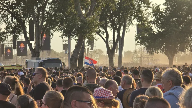 Spektakl i iz daljine: Građani preplavili Savski nasip i Most slobode