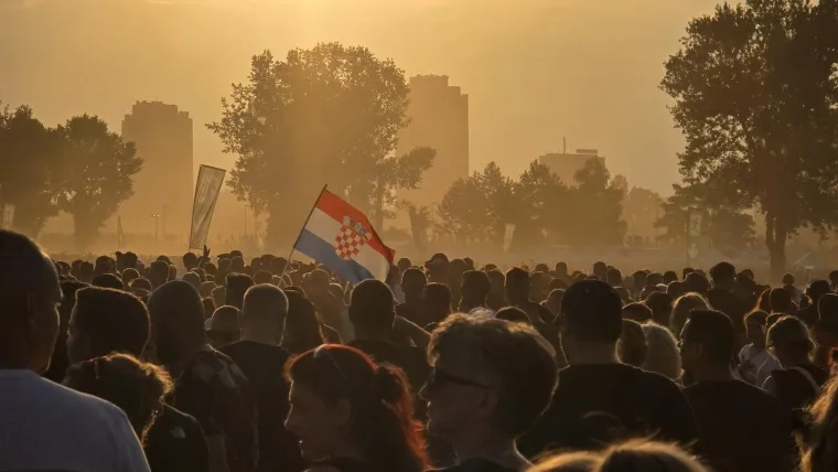 Spektakl i iz daljine: Građani preplavili Savski nasip i Most slobode