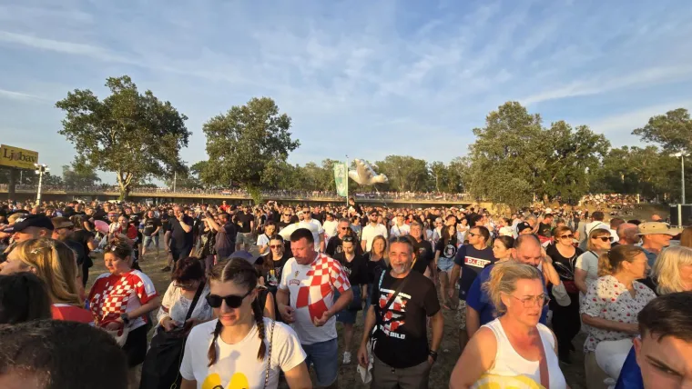 Spektakl i iz daljine: Građani preplavili Savski nasip i Most slobode