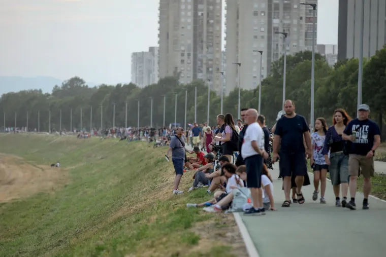 Spektakl i iz daljine: Građani preplavili Savski nasip i Most slobode