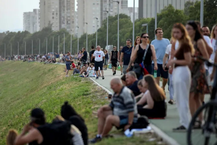 Spektakl i iz daljine: Građani preplavili Savski nasip i Most slobode