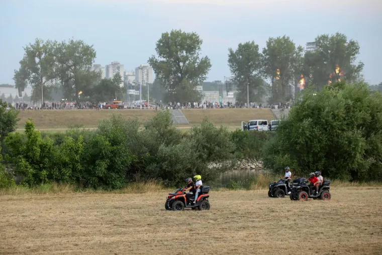 Spektakl i iz daljine: Građani preplavili Savski nasip i Most slobode