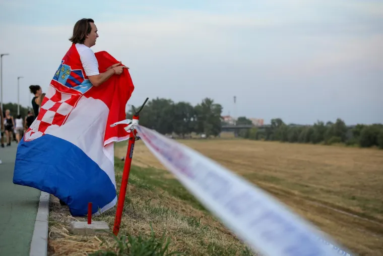 Spektakl i iz daljine: Građani preplavili Savski nasip i Most slobode