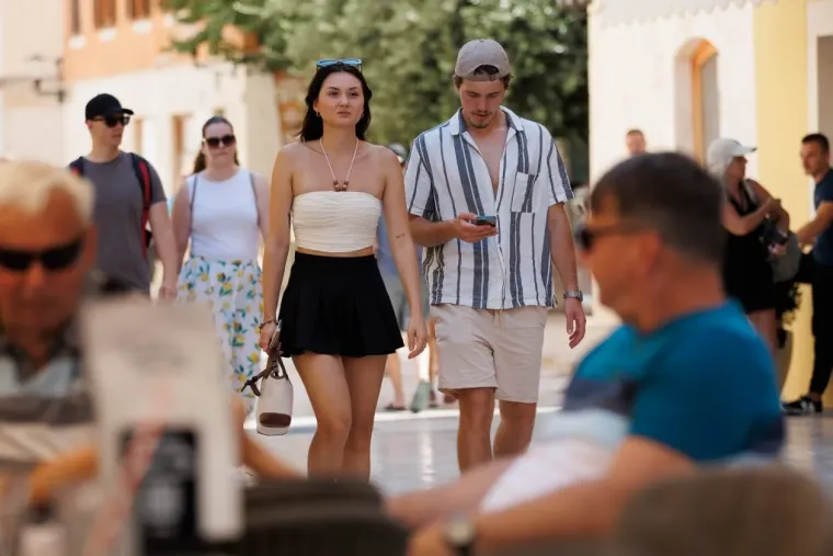 Zadranke ponosno pokazale vitke noge u ljetnim izdanjima: Malo tko je ostao ravnodušan na zgodne dame