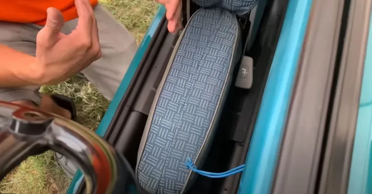 Ne, ovo nije iluzija: Od otpada je stvoren najuži auto na svijetu, ljudi ne vjeruju očima
