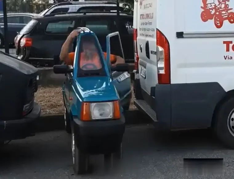 Ne, ovo nije iluzija: Od otpada je stvoren najuži auto na svijetu, ljudi ne vjeruju očima