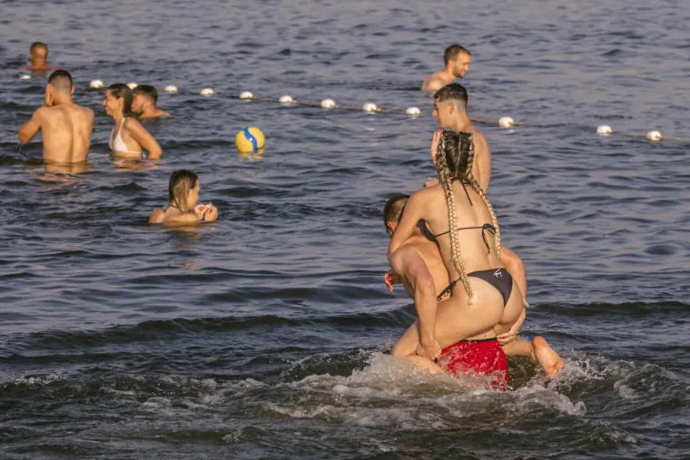 Slavonke u bikinijima podigle temperaturu: Izgleda da im 35 stupnjeva nije dosta