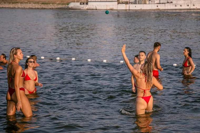 Slavonke u bikinijima podigle temperaturu: Izgleda da im 35 stupnjeva nije dosta
