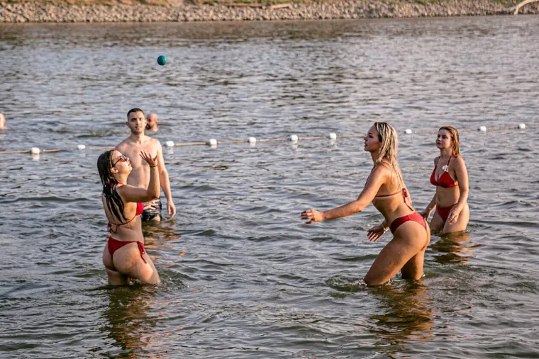 Slavonke u bikinijima podigle temperaturu: Izgleda da im 35 stupnjeva nije dosta