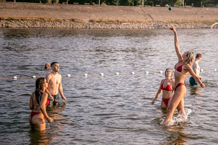 Slavonke u bikinijima podigle temperaturu: Izgleda da im 35 stupnjeva nije dosta