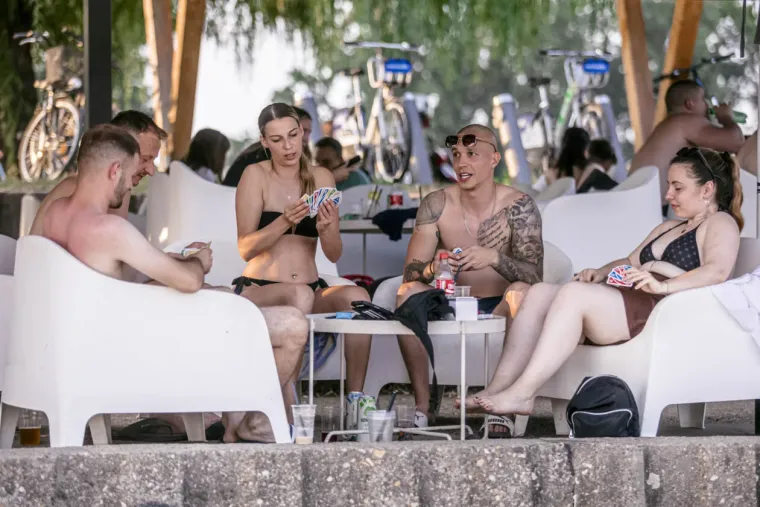 Slavonke u bikinijima podigle temperaturu: Izgleda da im 35 stupnjeva nije dosta