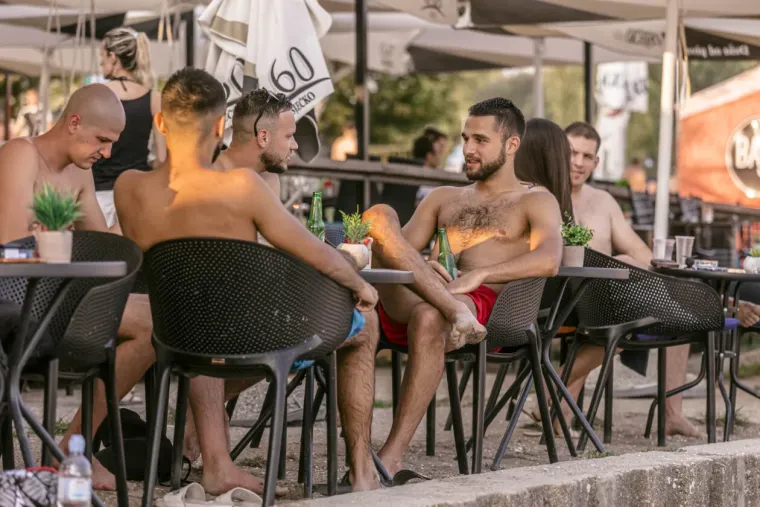 Slavonke u bikinijima podigle temperaturu: Izgleda da im 35 stupnjeva nije dosta