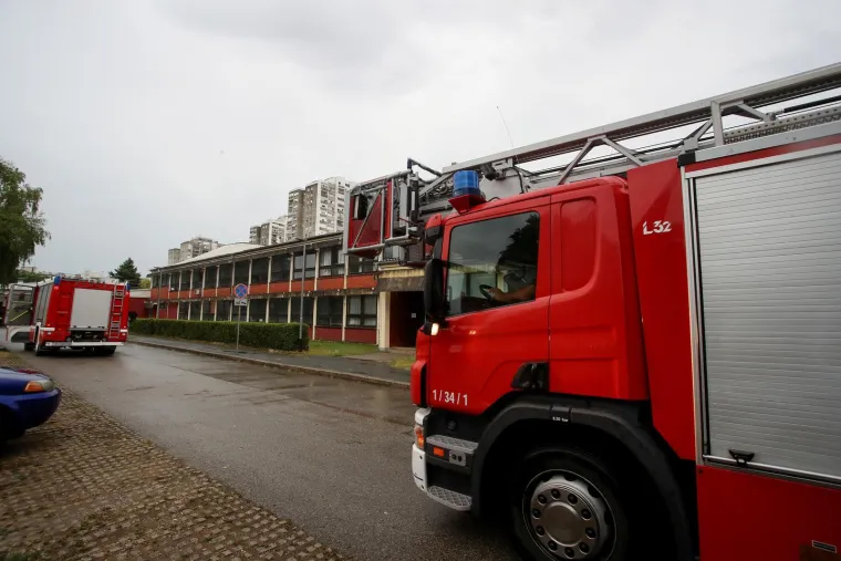 Stabla poklopila automobile, vatrogasci intervenirali i u školi: Pogledajte posljedice udara oluje