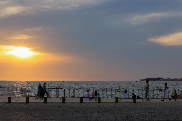 Lijepe Zadranke u providnim pareima dočekale suton