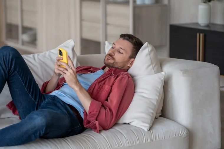 Ne ispuštate mobitel iz ruku? Stručnjaci upozoravaju na ovih 19 ozbiljnih zdravstvenih posljedica