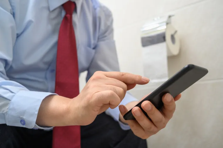 Ne ispuštate mobitel iz ruku? Stručnjaci upozoravaju na ovih 19 ozbiljnih zdravstvenih posljedica