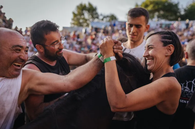 Festival kakav još niste vidjeli: Goloruki hrabri mladići hvataju se u koštac s divljim životinjama