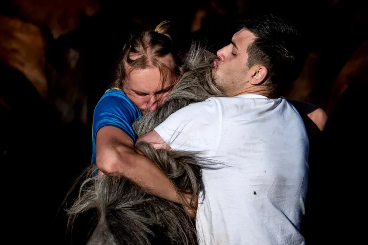 Festival kakav još niste vidjeli: Goloruki hrabri mladići hvataju se u koštac s divljim životinjama