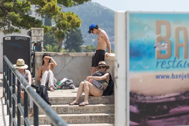 Dok ostatak Hrvatske bježi pred olujom, oni se kupaju: Ovako danas izgleda Dubrovnik