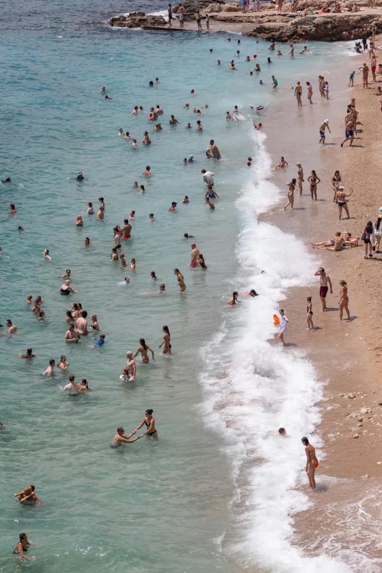 Dok ostatak Hrvatske bježi pred olujom, oni se kupaju: Ovako danas izgleda Dubrovnik