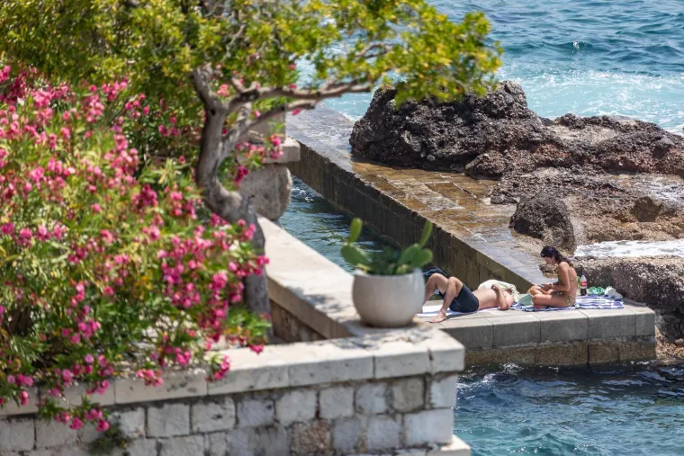 Dok ostatak Hrvatske bježi pred olujom, oni se kupaju: Ovako danas izgleda Dubrovnik