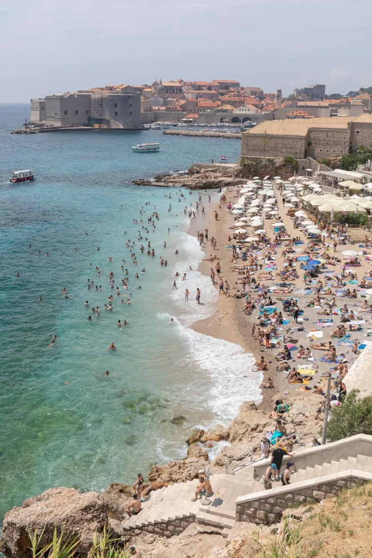 Dok ostatak Hrvatske bježi pred olujom, oni se kupaju: Ovako danas izgleda Dubrovnik