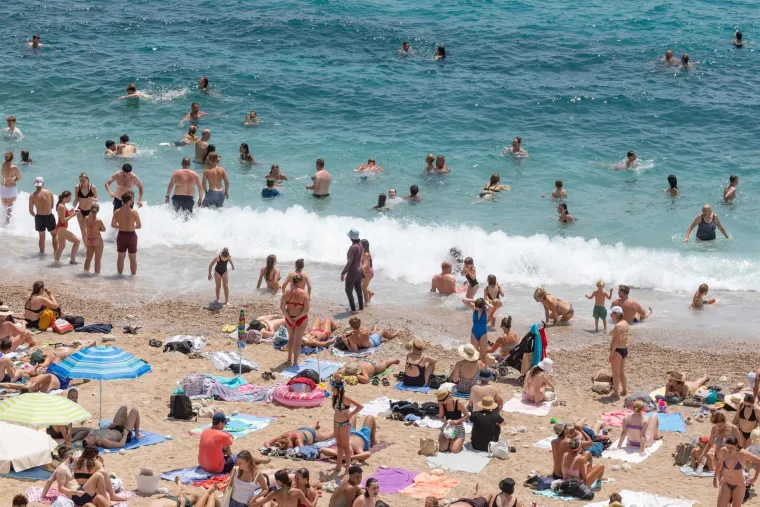 Dok ostatak Hrvatske bježi pred olujom, oni se kupaju: Ovako danas izgleda Dubrovnik