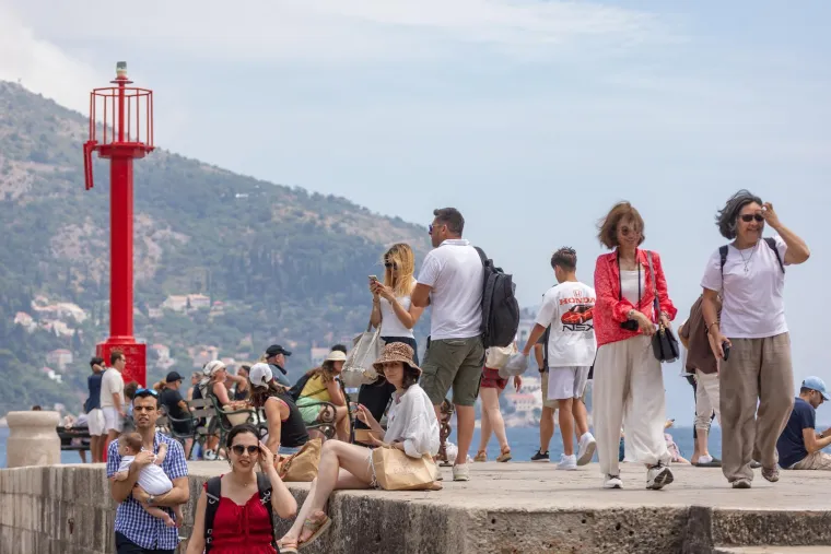 Dok ostatak Hrvatske bježi pred olujom, oni se kupaju: Ovako danas izgleda Dubrovnik