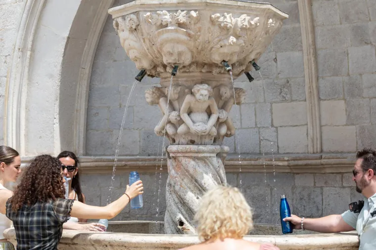 Dok ostatak Hrvatske bježi pred olujom, oni se kupaju: Ovako danas izgleda Dubrovnik