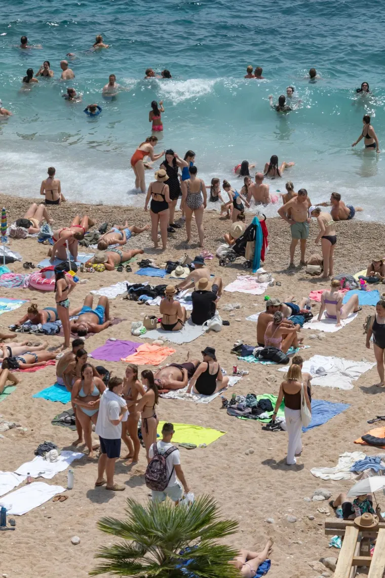 Dok ostatak Hrvatske bježi pred olujom, oni se kupaju: Ovako danas izgleda Dubrovnik