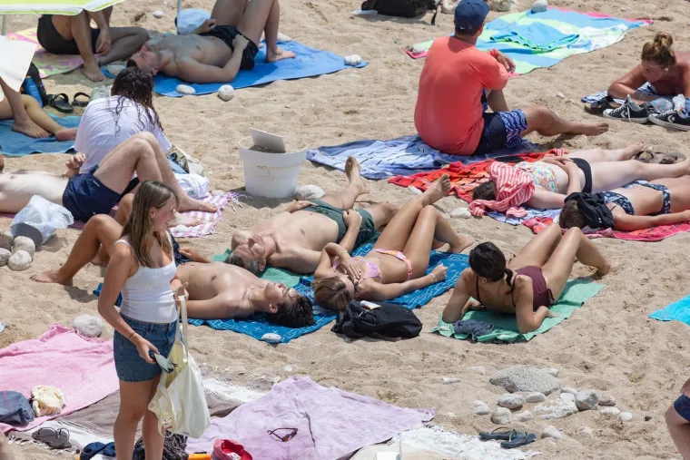 Dok ostatak Hrvatske bježi pred olujom, oni se kupaju: Ovako danas izgleda Dubrovnik