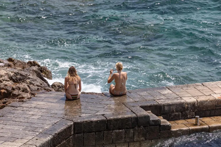 Dok ostatak Hrvatske bježi pred olujom, oni se kupaju: Ovako danas izgleda Dubrovnik