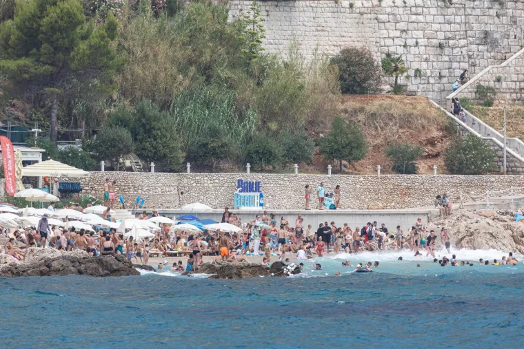 Dok ostatak Hrvatske bježi pred olujom, oni se kupaju: Ovako danas izgleda Dubrovnik