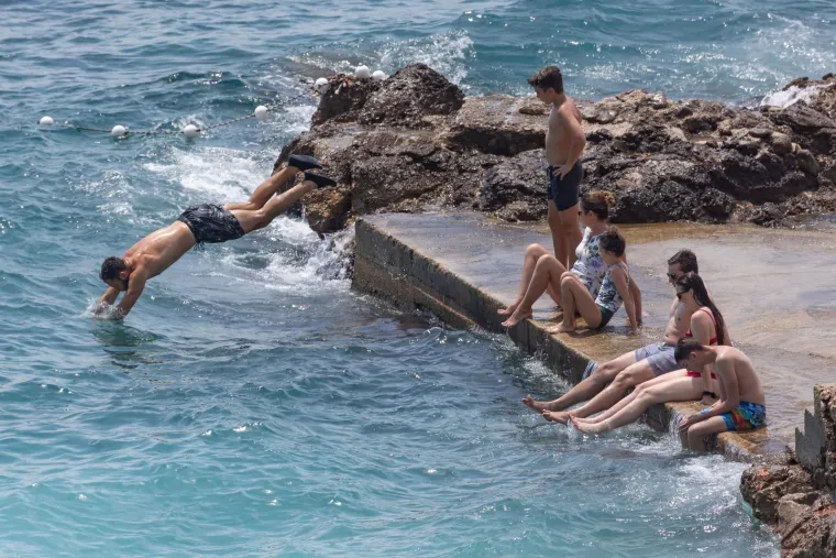 Dok ostatak Hrvatske bježi pred olujom, oni se kupaju: Ovako danas izgleda Dubrovnik