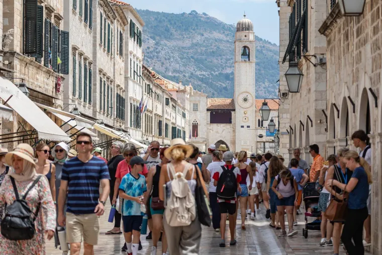 Dok ostatak Hrvatske bježi pred olujom, oni se kupaju: Ovako danas izgleda Dubrovnik