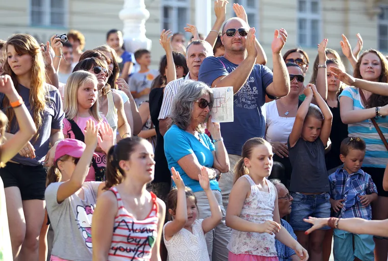 Na današnji dan prije 13 godina Severina i vojska zgodnih cura zapalile Trg bana Jelačića