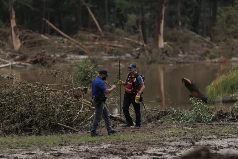 Potresni prizori: Razorne poplave odnijele gotovo stotinu života, sve je manje nade