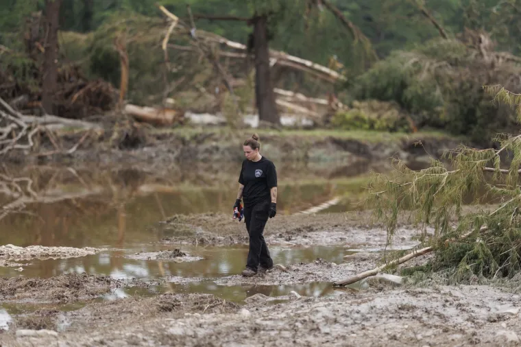Potresni prizori: Razorne poplave odnijele gotovo stotinu života, sve je manje nade