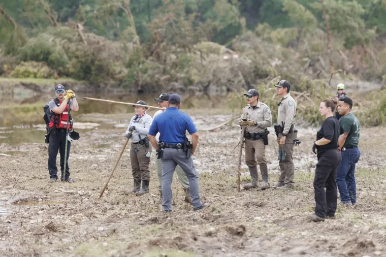 Potresni prizori: Razorne poplave odnijele gotovo stotinu života, sve je manje nade
