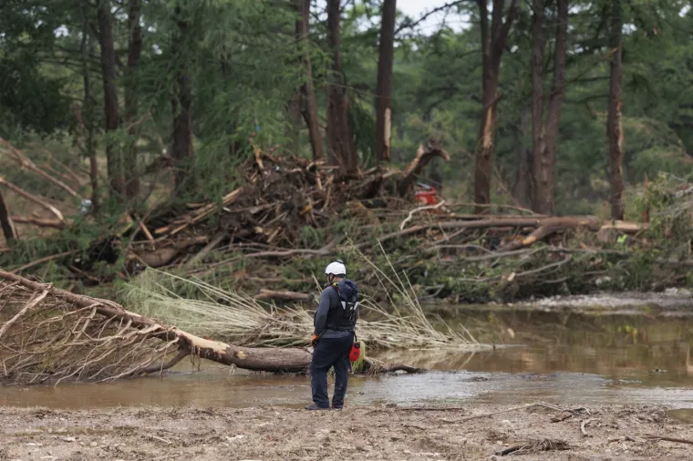 Potresni prizori: Razorne poplave odnijele gotovo stotinu života, sve je manje nade