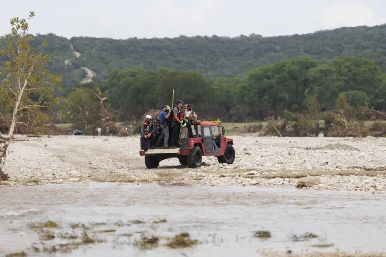 Potresni prizori: Razorne poplave odnijele gotovo stotinu života, sve je manje nade