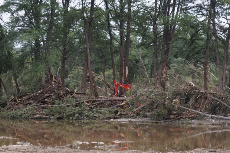 Potresni prizori: Razorne poplave odnijele gotovo stotinu života, sve je manje nade