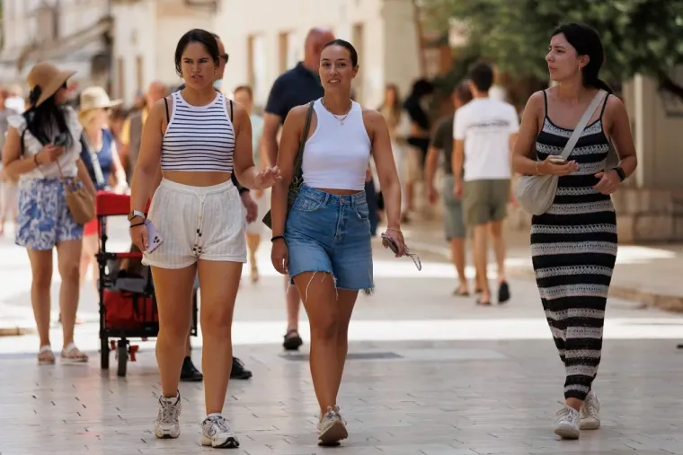 Zadarska špica u deliriju: Zgodna dama u žutoj haljini ostavila prolaznike bez daha