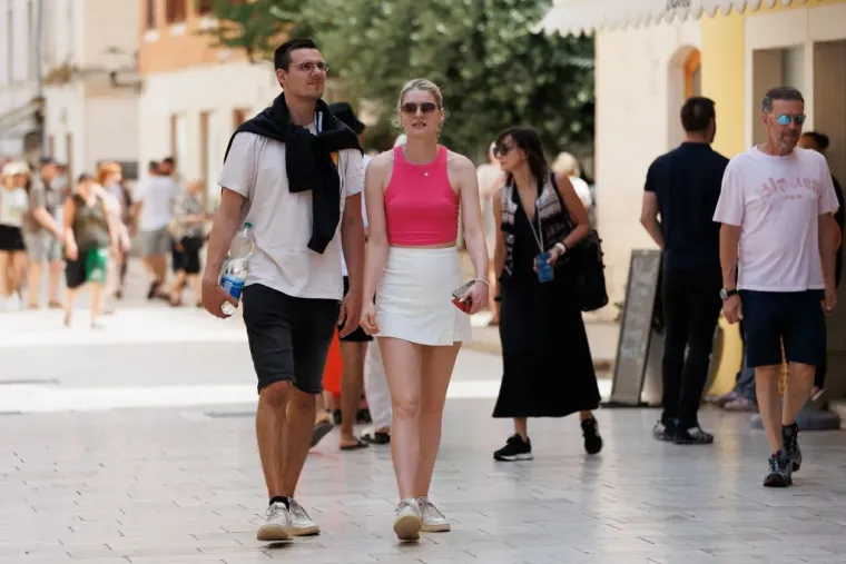 Zadarska špica u deliriju: Zgodna dama u žutoj haljini ostavila prolaznike bez daha