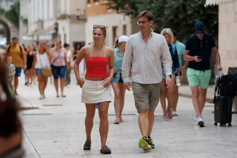 Zadarska špica u deliriju: Zgodna dama u žutoj haljini ostavila prolaznike bez daha