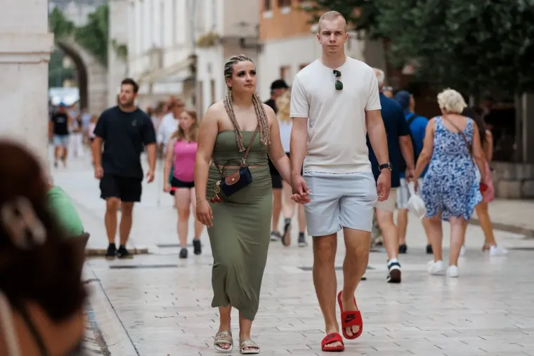 Zadarska špica u deliriju: Zgodna dama u žutoj haljini ostavila prolaznike bez daha