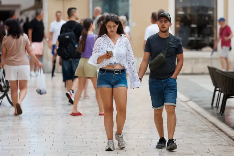 Zadarska špica u deliriju: Zgodna dama u žutoj haljini ostavila prolaznike bez daha
