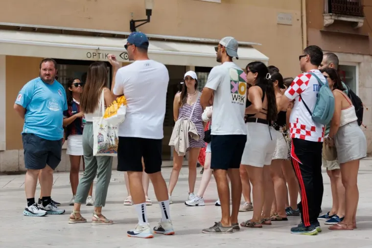 Zadarska špica u deliriju: Zgodna dama u žutoj haljini ostavila prolaznike bez daha